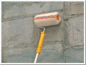 Как наносить грунтовку на стену