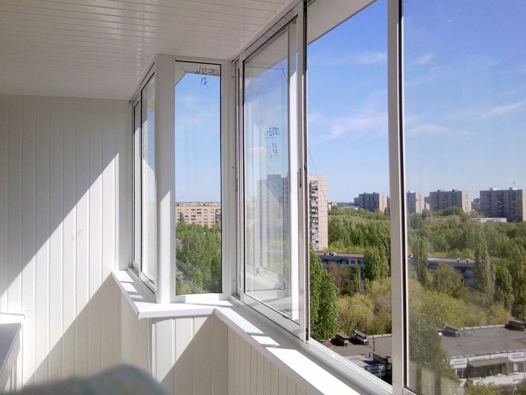Остекление балконов и лоджий раздвижными системами из алюминия