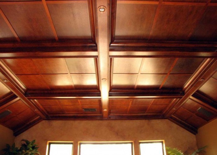 Отделка потолка в деревянном доме массивной доской: фото