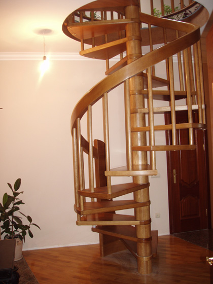 Деревянные перила для винтовой лестницы: фото