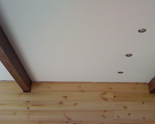 Отделка потолка гипсокартоном в деревянном доме: фото