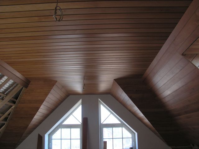 Отделка потолка в деревянном доме шпонированными панелями: фото