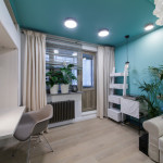 Дизайн гостиной в ярких синих цветах: фото