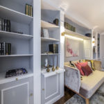 Современный и стильный дизайн гостиной для книголюбов