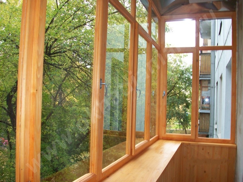 Остекление балконов и лоджий деревянными окнами