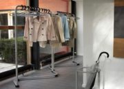 Вешалка для одежды на колесиках: удачное решение в дизайне интерьера